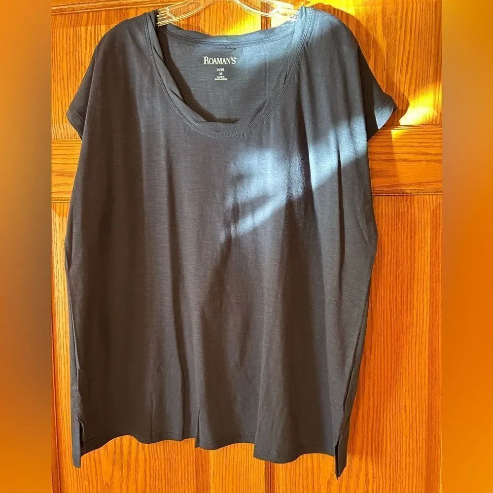 14/16 Roaman’s navy blue teeshirt New rounded collar loose bottom